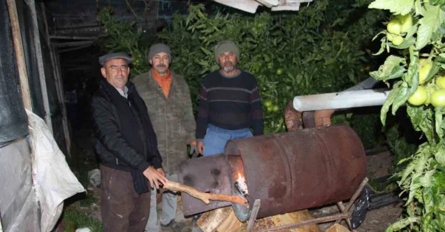 Türkiye ‘buz’ kesti, Antalyalı çiftçi don nöbetine başladı