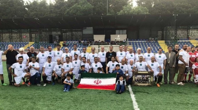 Türkiye-İran veteranlar maçını dostluk kazandı