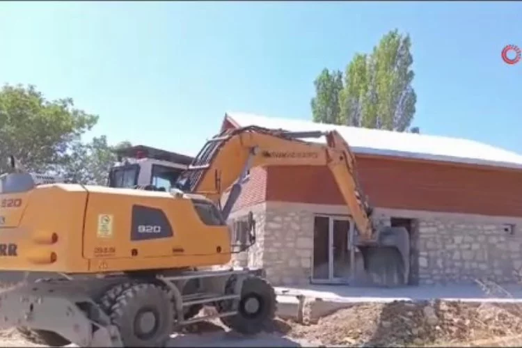 Uludağ'da kaçak villa inşaatı yerle bir edildi