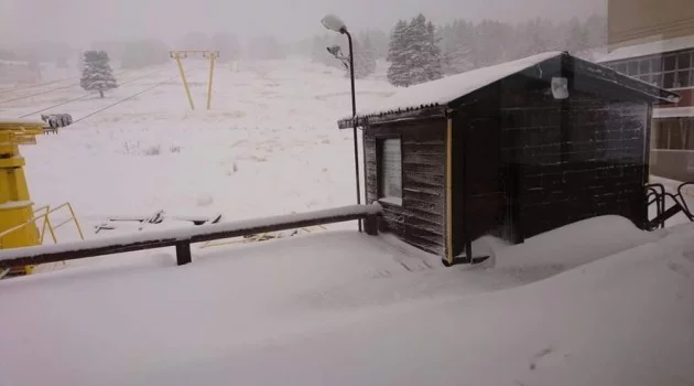 Uludağ’da kar kalınlığı 20 santimetreye ulaştı, zincirsiz seyahate izin verilmiyor
