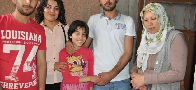 Üniversiteli öğrenciler Suriyeli kız çocuğun tedavisi için harekete geçti