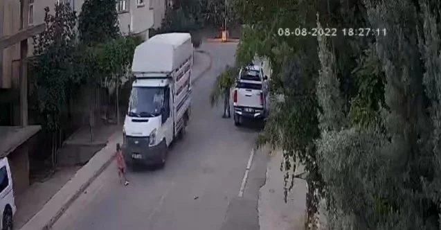 Üzerinden kamyonet geçen çocuk burnu bile kanamadan kurtuldu