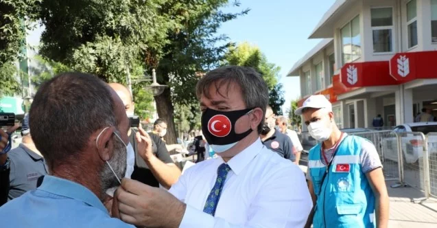 Vali vatandaşlara kendi elleriyle maske taktı