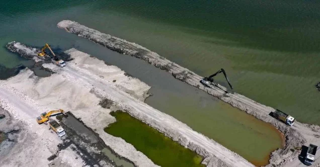 Van Gölü’ndeki dip çamuru temizliği devam ediyor