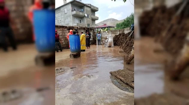 Van’da sel felaketi: 2 yaralı
