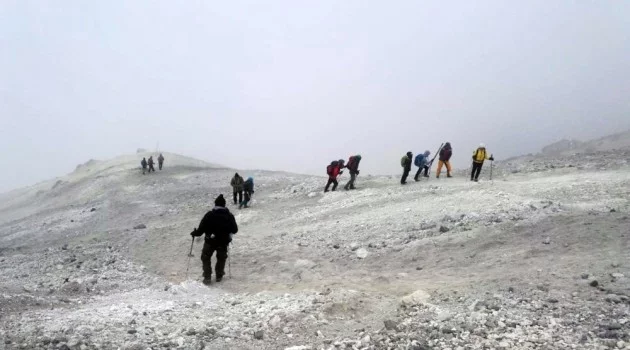 Vanlı dağcılar 5671 rakımlı İran’ın Demavend Dağı’na tırmandı