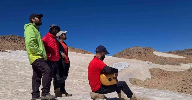 Vanlı dağcılar Süphan Dağı zirvesinde saz çalıp türkü söyledi