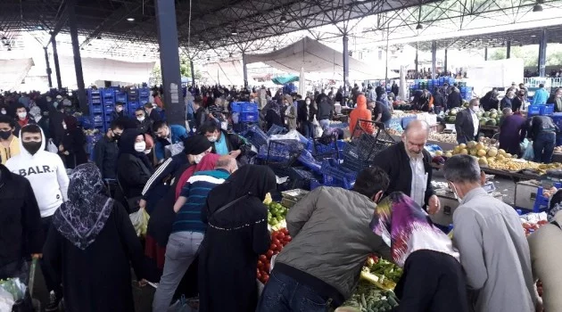 Vatandaşlar soğuk havaya rağmen çarşı ve pazara akın etti