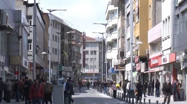 Virüs dinlemeyen Gaziantepliler çarşı pazara akın ediyor