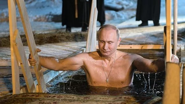 Vladimir Putin buz gibi suya girdi