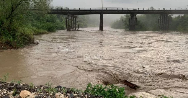 Yağış Mudurnu Çayı üzerindeki köprüyü ulaşıma kapattırdı