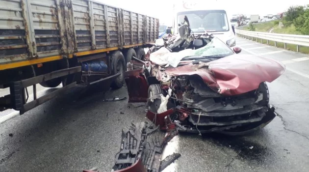Yalova-Bursa yolunda kaza! Otomobil paramparça oldu
