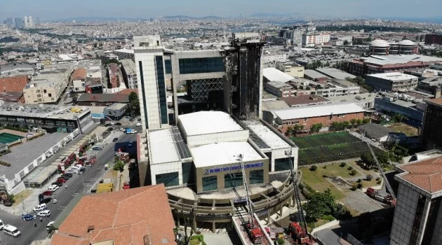 Yangın çıkan Bayrampaşa Mehmet Akif Ersoy Kültür Merkezi havadan görüntülendi