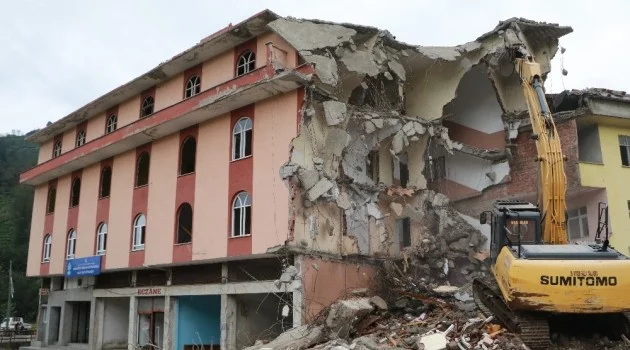 Yaşayan İnsan Hazinesi Osman Efendioğlu’nun ismi verilen kütüphane de 4 katlı bina ile yıkıldı