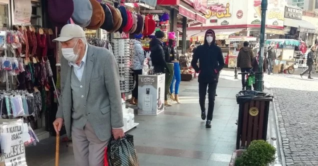 Yaşlılardan sokağa çıkma yasağı öncesi alışveriş için sokaklara akın etti