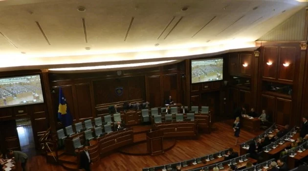 Yeniden ertelenen Kosova meclis oturumunda gergin anlar