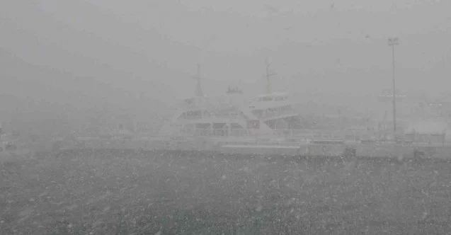 Yoğun kar yağışı nedeniyle Çanakkale-Kilitbahir seferleri durduruldu