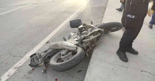 Yolcu almak için yanaşan ticari taksiye motosiklet sürücüsü çarptı: 1 yaralı