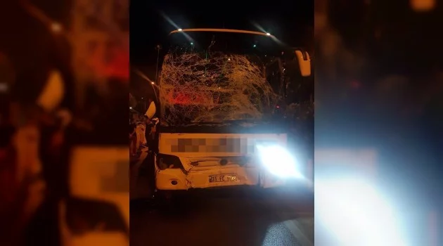 Yolcu otobüsü ile midibüs çarpıştı: 2 yaralı