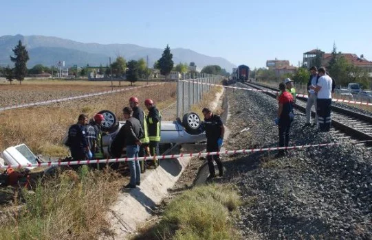 Yolcu treni otomobile çarptı: 2 ölü, 1 yaralı