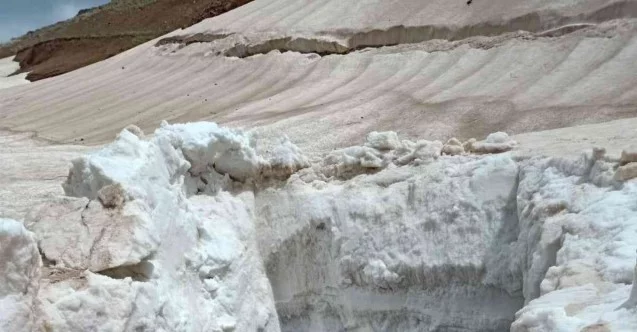 Yüksekova’da Mayıs ayına rağmen 5 metrelik kar tünellerinde çalışma