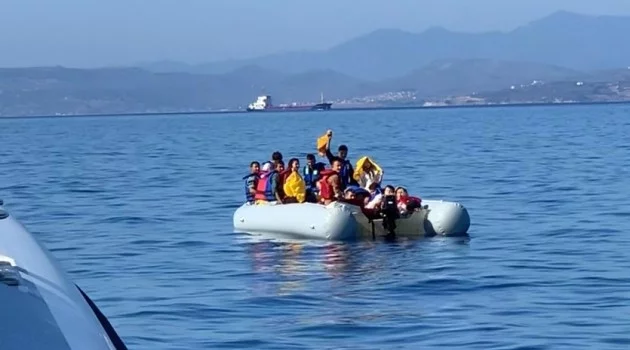 Yunan askerinin benzin bidonlarını zapt ettiği göçmenleri Sahil Güvenlik kurtardı
