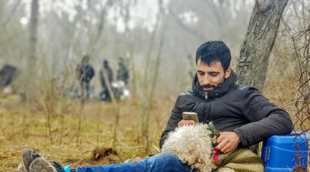 Yunanistan’daki eşine ulaşmak isteyen Filistinli Ahmet, köpeğiyle sınıra geldi