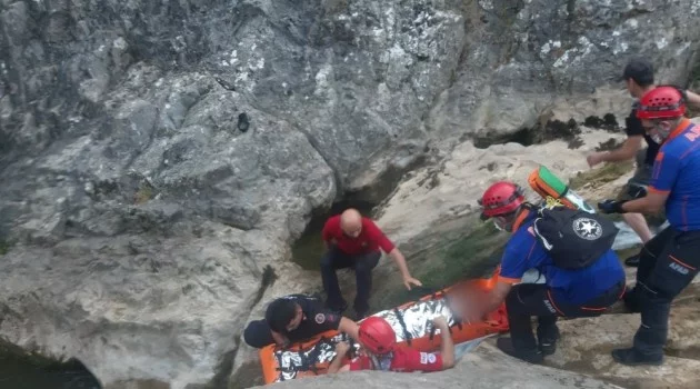 Yürüyüş yaparken kayalıklardan düşen kadın ekipler tarafından kurtarıldı
