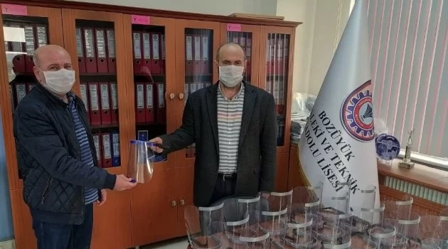 Yüz koruyucu siperlik maske üreterek hastane yönetimine teslim ettiler