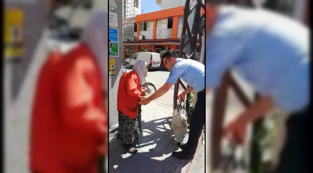 Zabıtadan sırtındaki torbasıyla yürüyemeyen yaşlı kadına yardım eli
