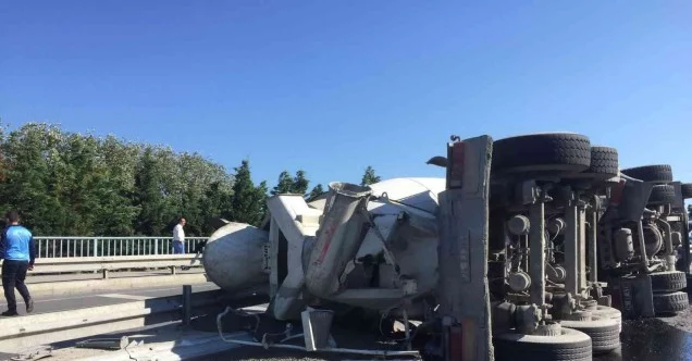 Zeytinburnu sahil yolunda beton mikseri devrildi, sürücü ağır yaralandı