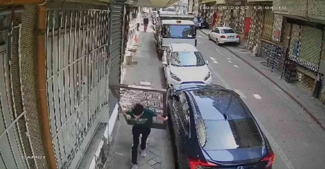 Zeytinburnu’nda apartman kapısını çalan hırsız kamerada