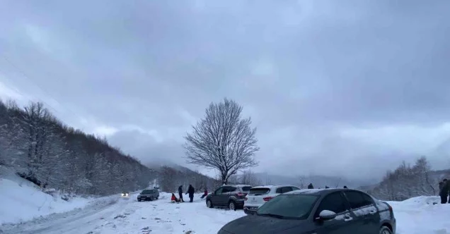 Zonguldaklıların hafta sonu karda mangal keyfi