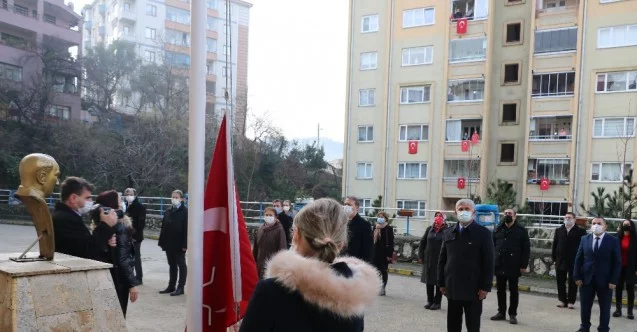 Zonguldak’ta bayrak töreni, minikler heyecanı balkonlarda yaşadı