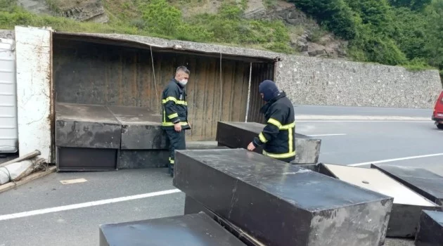 Zonguldak’ta dolap taşıyan kamyonet devrildi